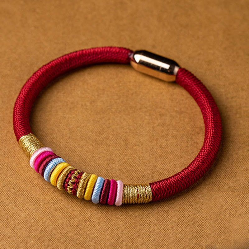 Rotes elastisches Armband mit bunten Perlen Magnetverschluss getragen