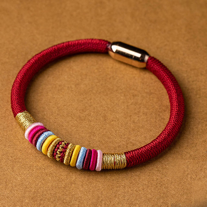 Rotes elastisches Armband mit bunten Perlen Magnetverschluss getragen