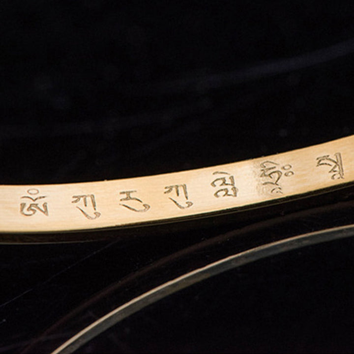 Armband – Schutz & Segen mit Sanskrit-Gravur Holzschmuck elegant getragen