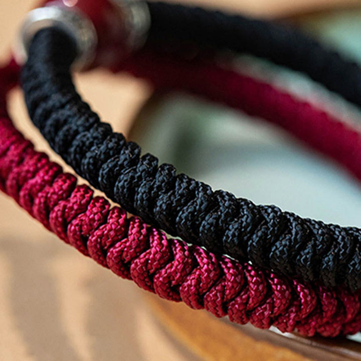 Rotes schwarzes Armband elastisch am Handgelenk getragen Naturstein