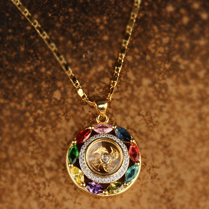 Goldene Halskette mit farbigen Steinen und Münzmedaillon Nahaufnahme