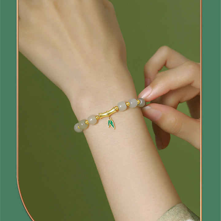Weiße Jade Armband mit Bambus Charm am Handgelenk elegante Balance