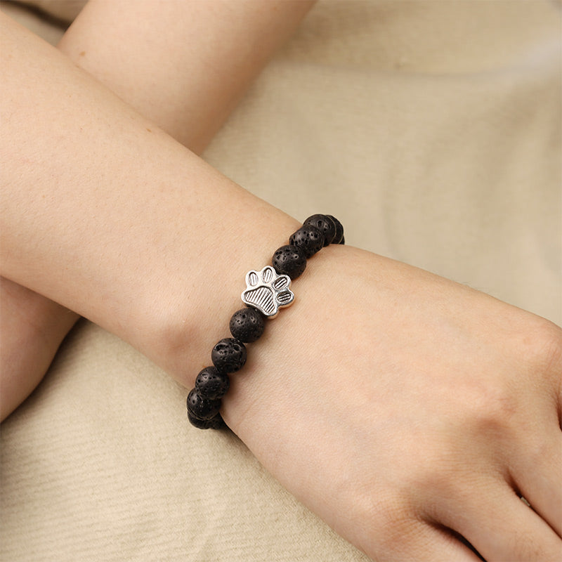 Schwarzes Lava-Stein Armband Hund Pfote Charm elegant getragen