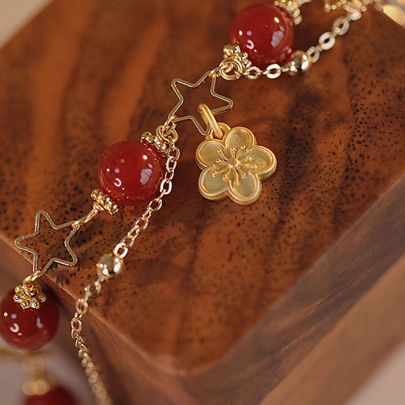 Armband Roter Achat Stern – Ruhe mit goldenen Blütenanhängern elegant getragen