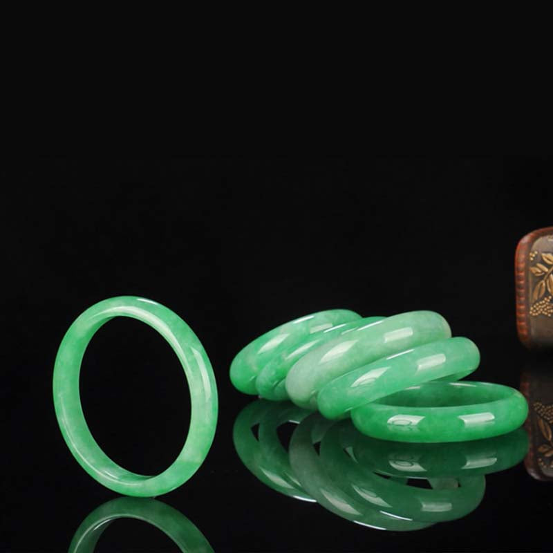 Grünes Jade Armband Schutz Heilung elastisch natürlicher Stein glänzend.