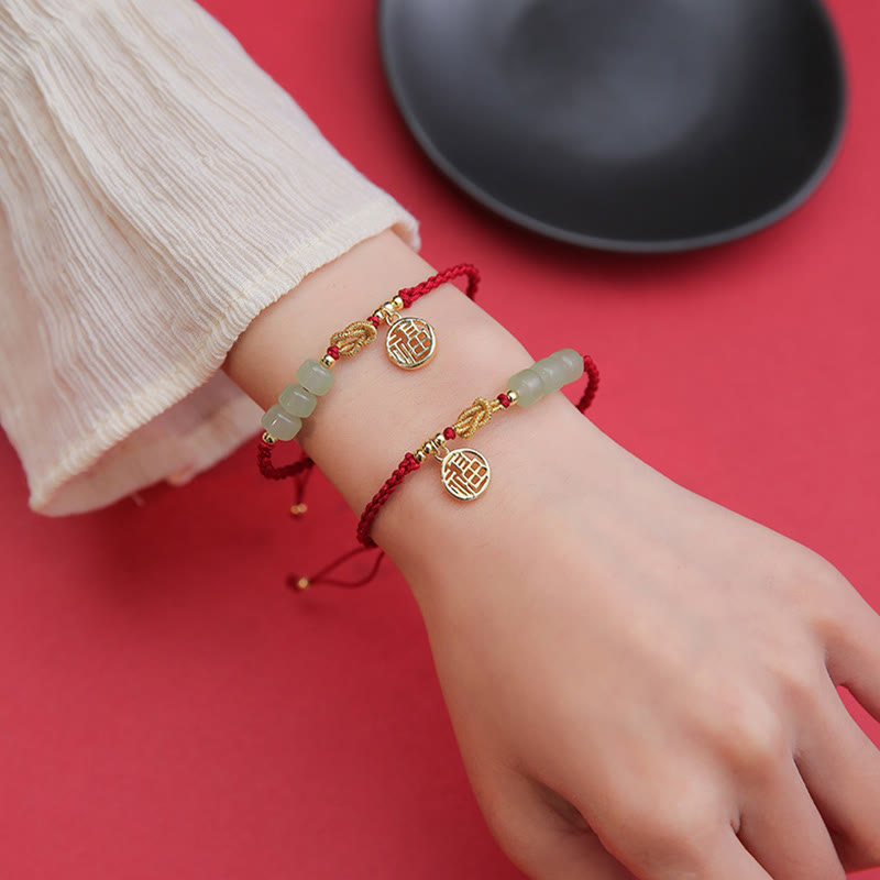 Jade Armband Fu-Zeichen Glück Balance rotes Seidenband Handgelenk getragen.