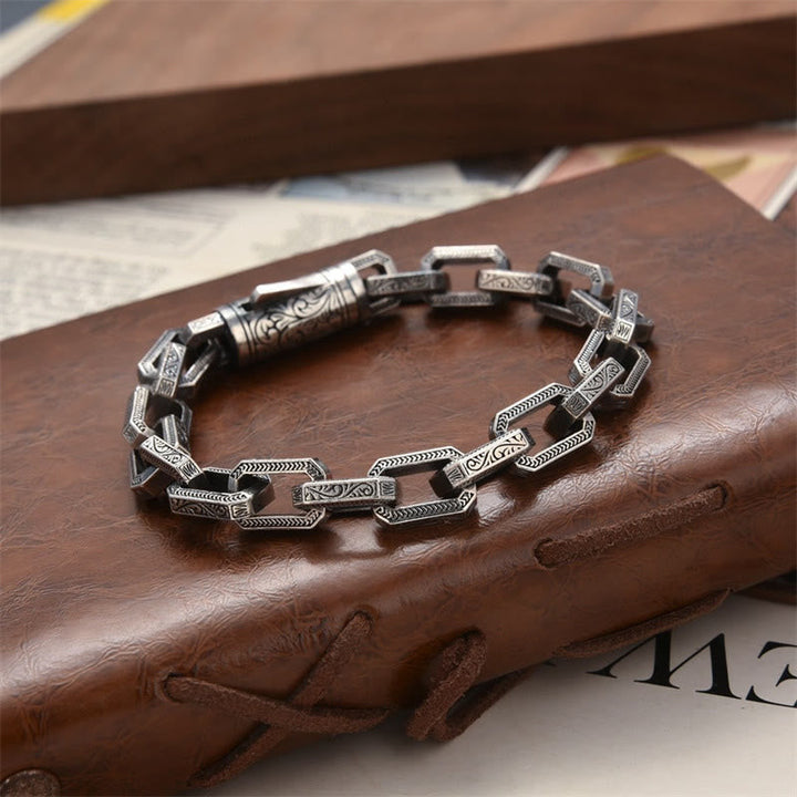 Silbernes Armband – Glück & Energie mit ornamentalen Gliedern auf Leder.