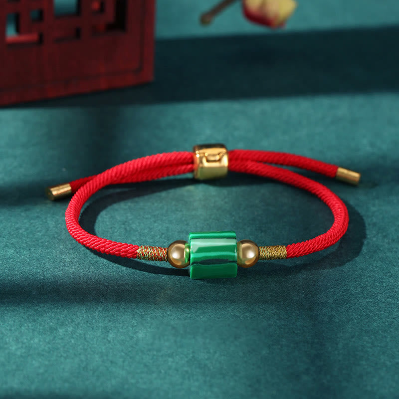 Rotes Seidenarmband mit grünem Malachit Stein Goldperlen elastisch