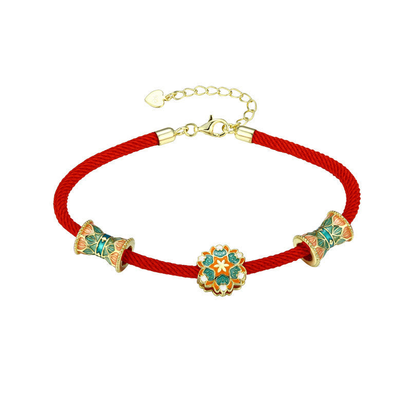 Rotes Seiden-Armband mit vergoldeten Lotus-Perlen und Kristallen.