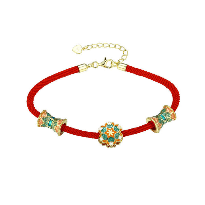 Rotes Seiden-Armband mit vergoldeten Lotus-Perlen und Kristallen.