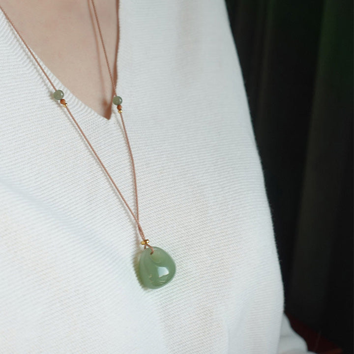 Kette Jade Buddha – Wohlstand & Gelassenheit – Bild 6 – Jade Kette Anhänger grüner Stein Naturstein elegant getragen
