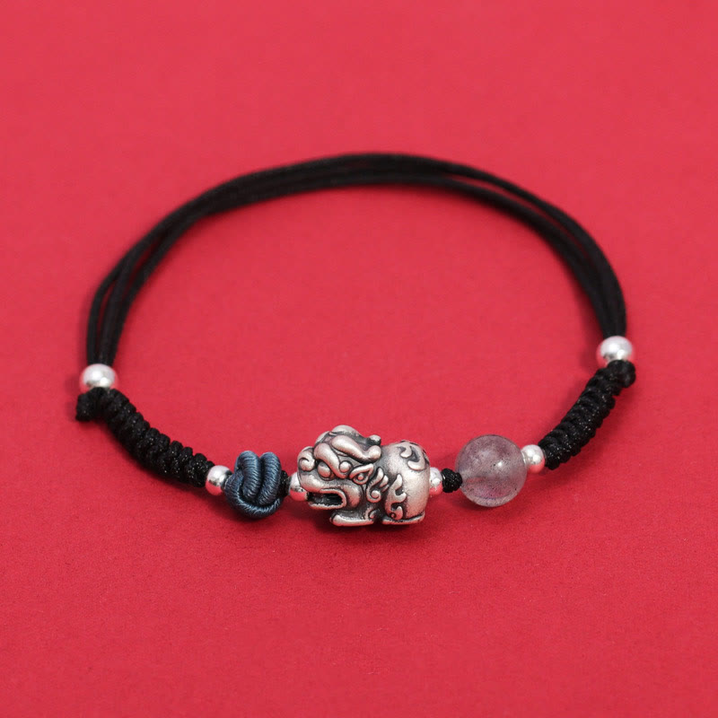 Schwarzes Armband mit Pixiu Anhänger und Erdbeerquarz Perle elegant.