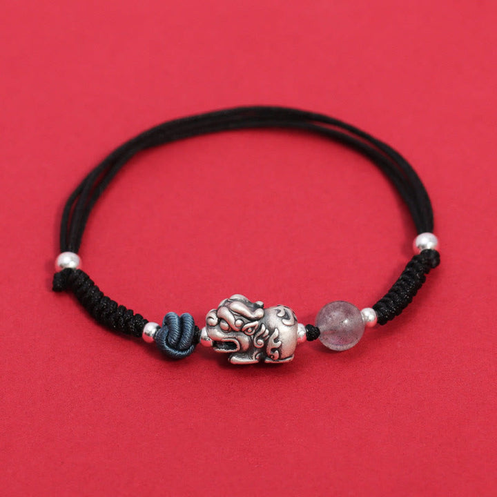 Schwarzes Armband mit Pixiu Anhänger und Erdbeerquarz Perle elegant.