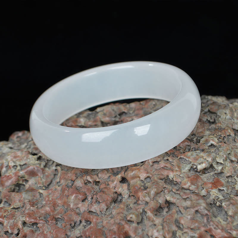 Jade Armband weiß glänzend poliert Naturstein elegant getragen