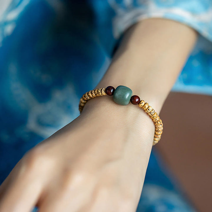Armband Sandelholz Bodhi mit Jade und Granat Perlen elegant.