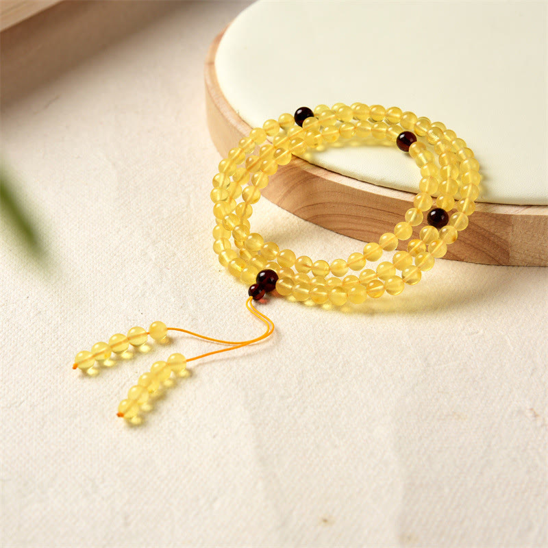 Gelbe Bernstein Mala 108 Perlen Armband mit dunkelroten Akzenten Holzschale