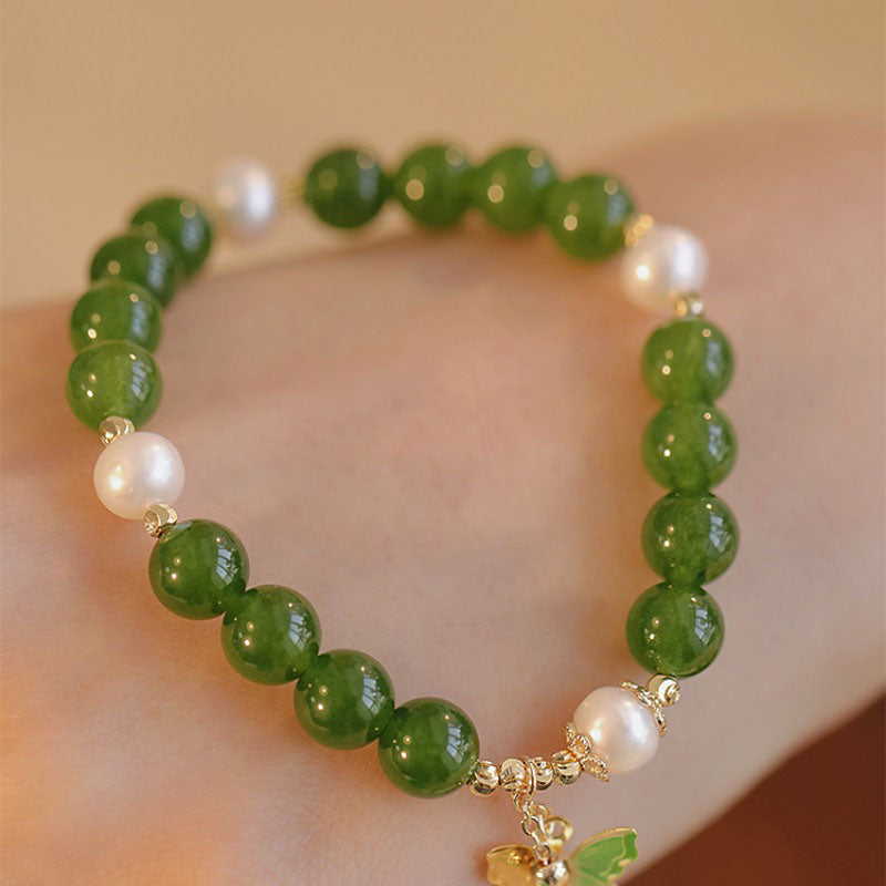 Armband Perle Schmetterling grüne Jade Perlen elastisch Handgelenk getragen