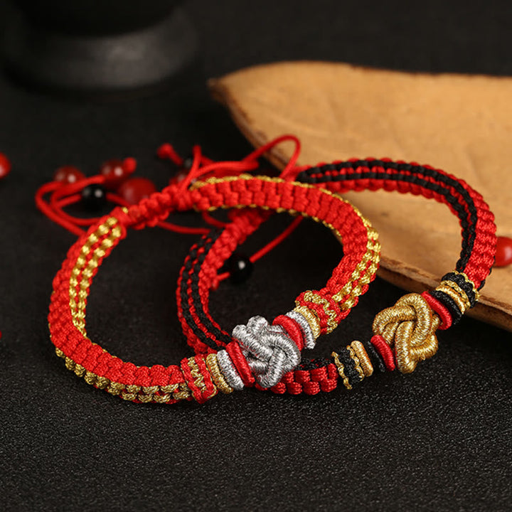 Rotes Armband – Glück & Liebe mit goldenen Perlen Handgelenk