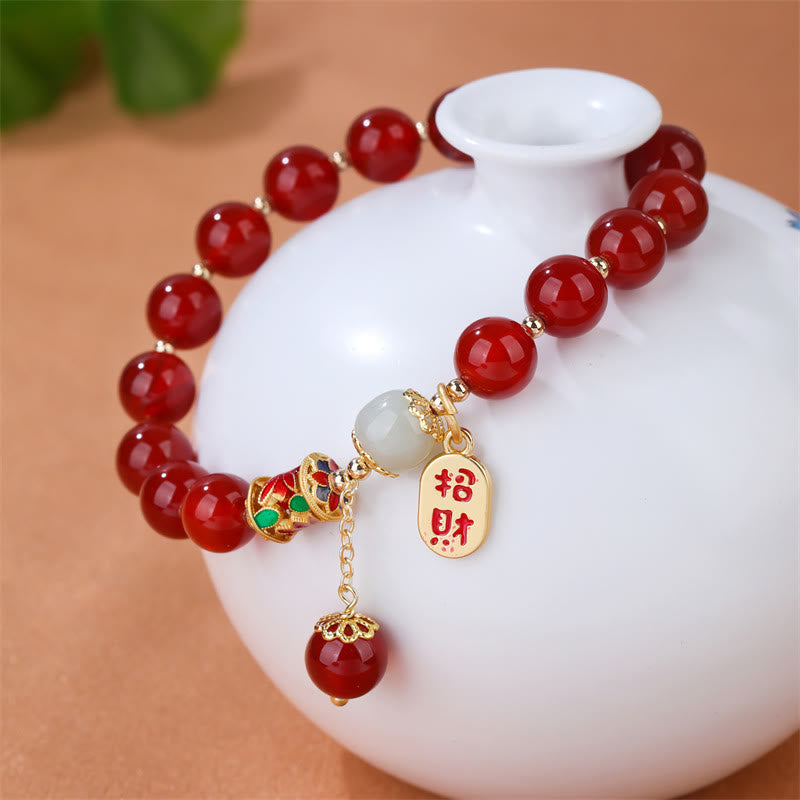 Armband Roter Achat Jade mit goldenem Segen Anhänger elegant.