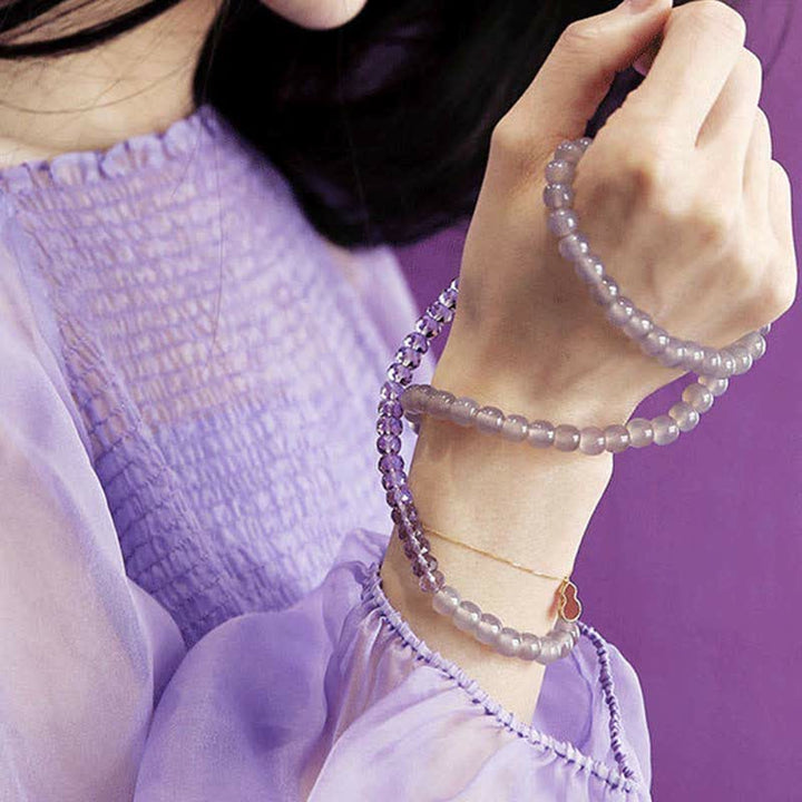 Amethyst Kristall Armband Heilung Stärke lila Perlen Handgelenk getragen