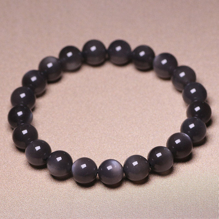 Schwarzes Mondstein Armband mit glänzenden Perlen elastisch getragen