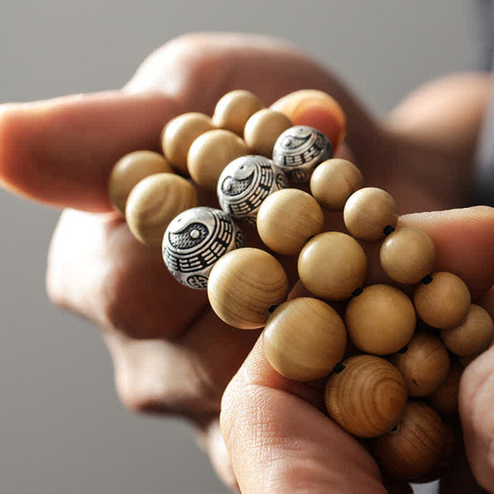 Armband Zinnober Yin Yang – Glück & Wohlstand in Händen gehalten Naturstein.