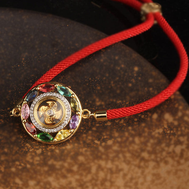 Armband Kupfer Glück Wohlstand rotes Textilband bunte Edelsteine Nahaufnahme