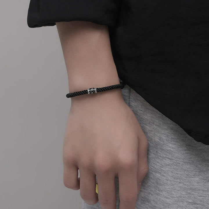 Schwarzes Armband 925 Silber Om Mani Padme Hum am Handgelenk getragen Nahaufnahme