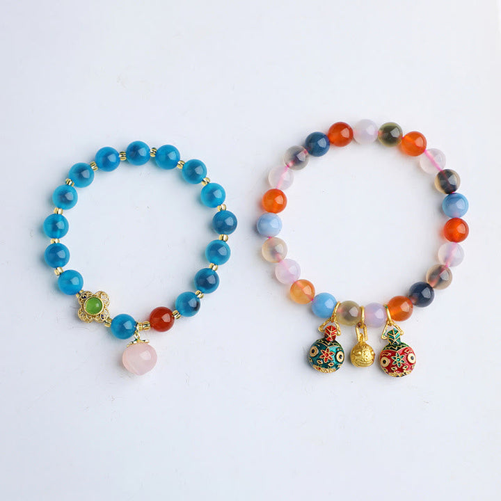 Zwei bunte Achat Armbänder mit goldenen Perlen und Charms.