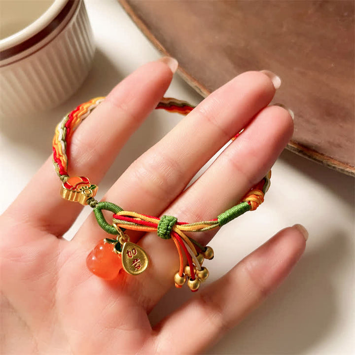Armband Roter Achat – Stärke am Handgelenk mit bunten Kordeln getragen