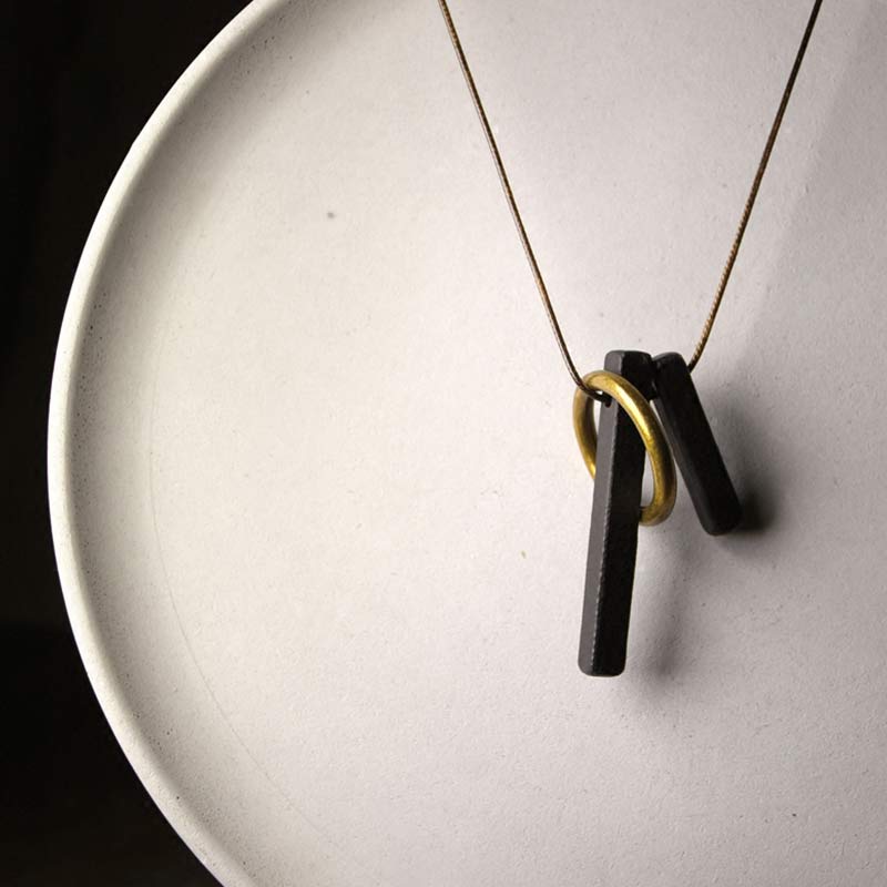 Anhänger Ebenholz Zen Kreis mit goldenem Ring an Kette