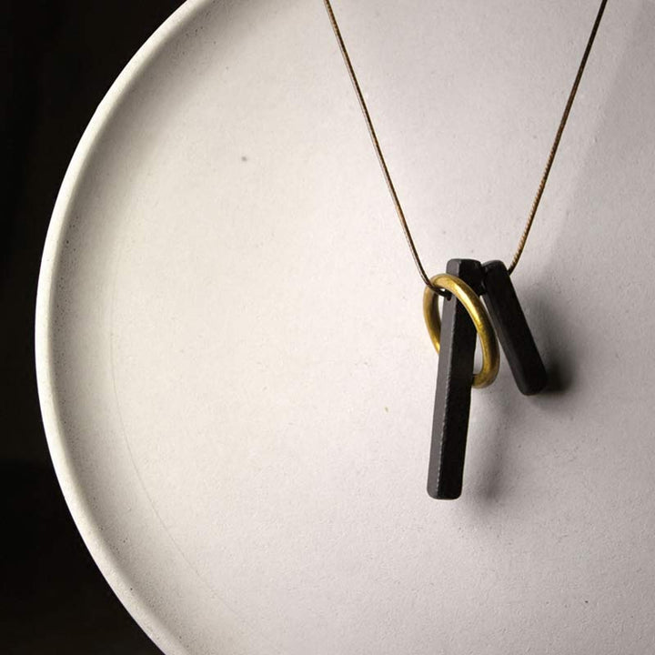 Anhänger Ebenholz Zen Kreis mit goldenem Ring an Kette