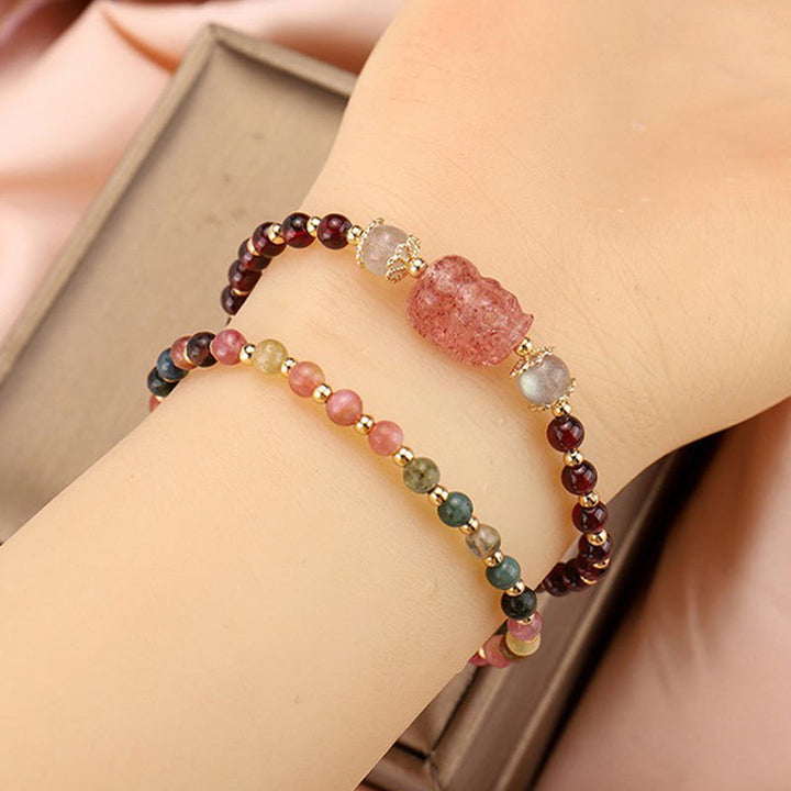 Zwei Armbänder mit Erdbeerquarz Mondstein Perlen Handgelenk elegant.