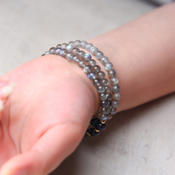 Mondstein Armband mehrreihig am Handgelenk getragen elastisch Naturstein
