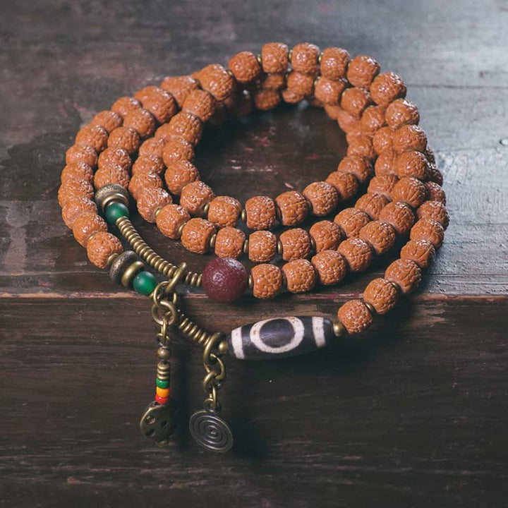 Mala Bodhi – Glück & Energie Armband mit Rudraksha-Perlen und Tibetan-Perlen getragen.