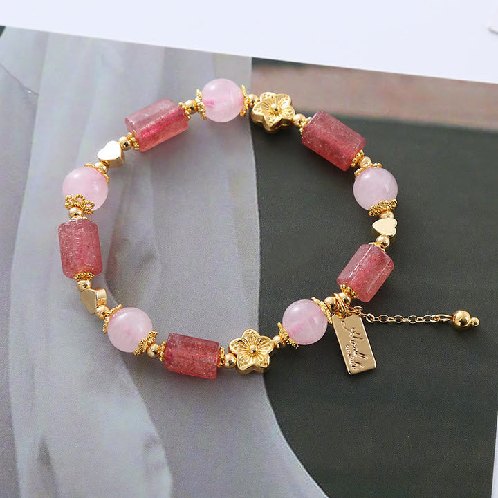 Armband Erdbeerquarz Kristall – Liebe Energie rosa Perlen goldene Blüten