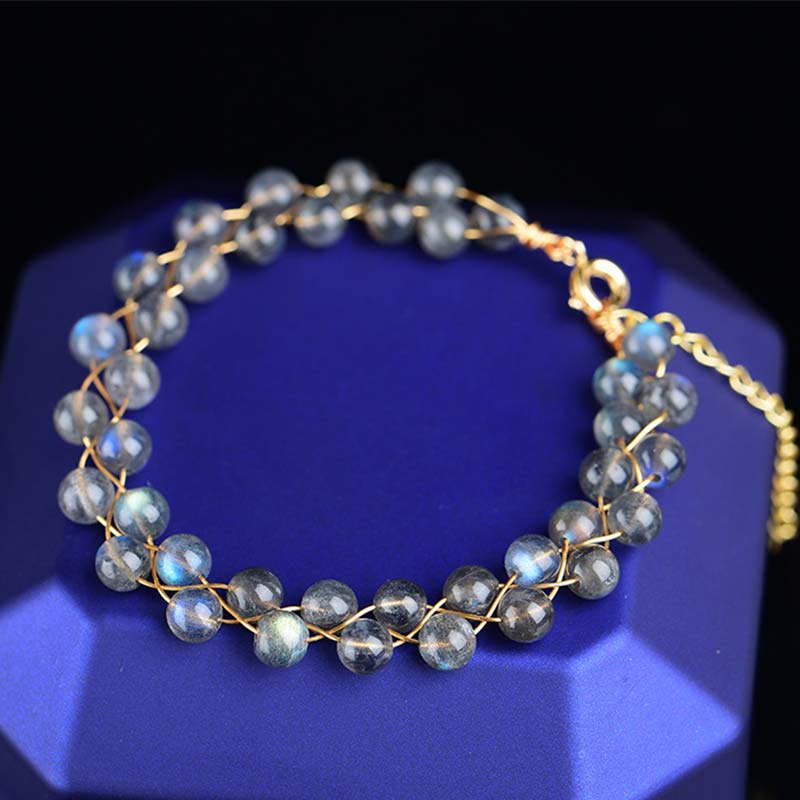 Mondstein Armband mit goldenem Draht auf blauem Displayständer präsentiert