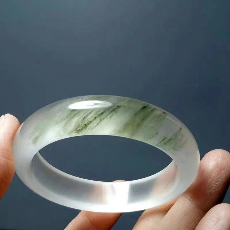 Jade Armband mit grünen Adern auf Hand präsentiert elegant