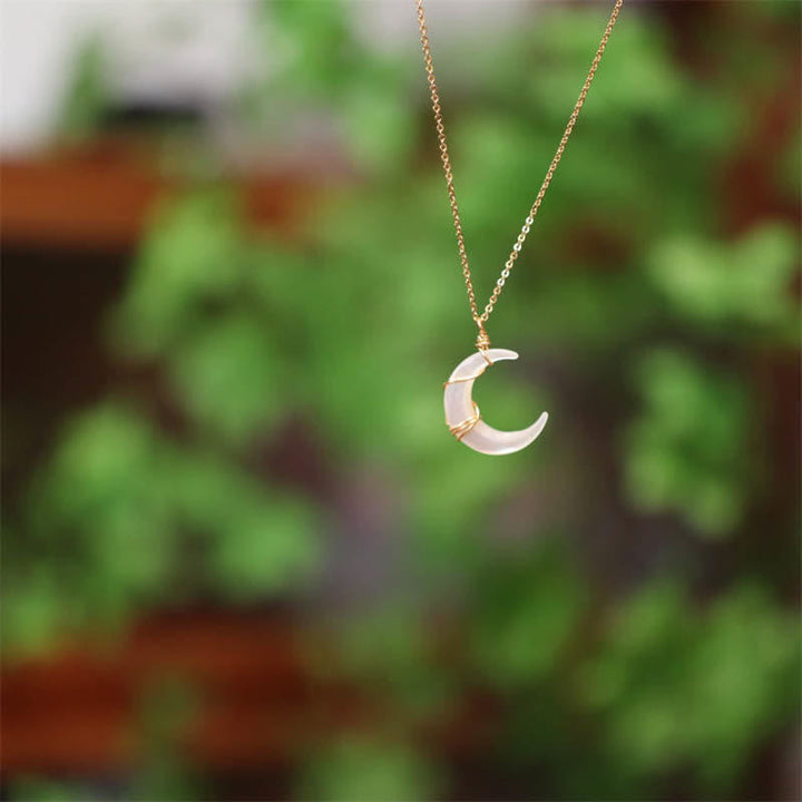 Kette Mond – Segen Anhänger aus Rosenquarz mit goldenem Kettenglied