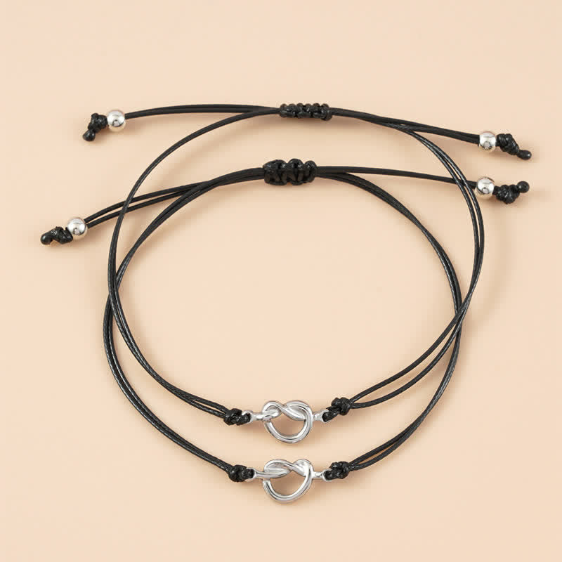 Schwarze Freundschafts-Armbänder mit silbernen Herz-Anhängern Paar.