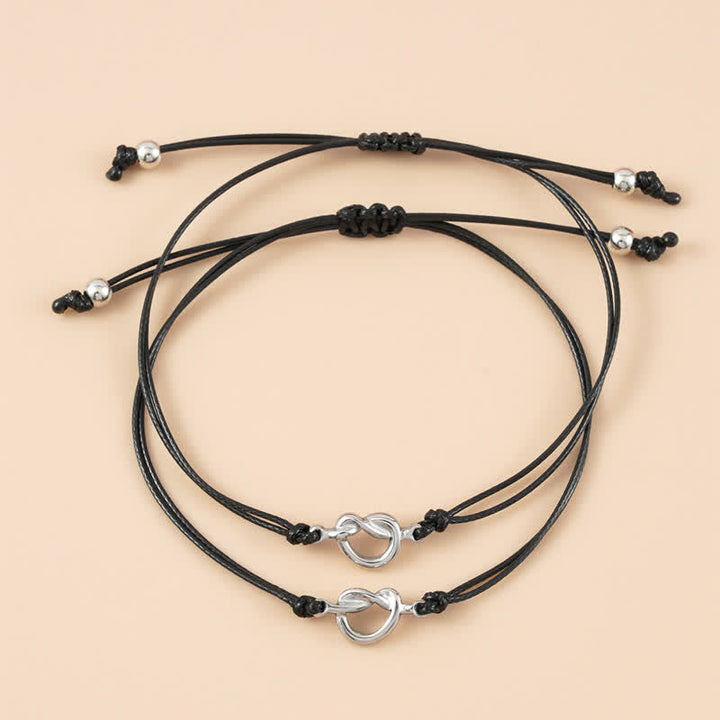 Schwarze Freundschafts-Armbänder mit silbernen Herz-Anhängern Paar.