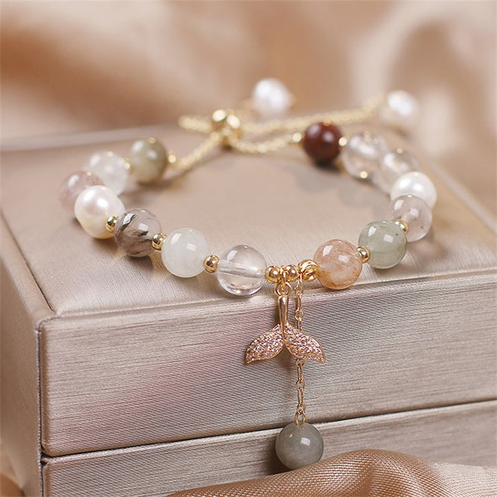 Armband Erdbeerquarz mit Perlen und Anhänger elegant präsentiert
