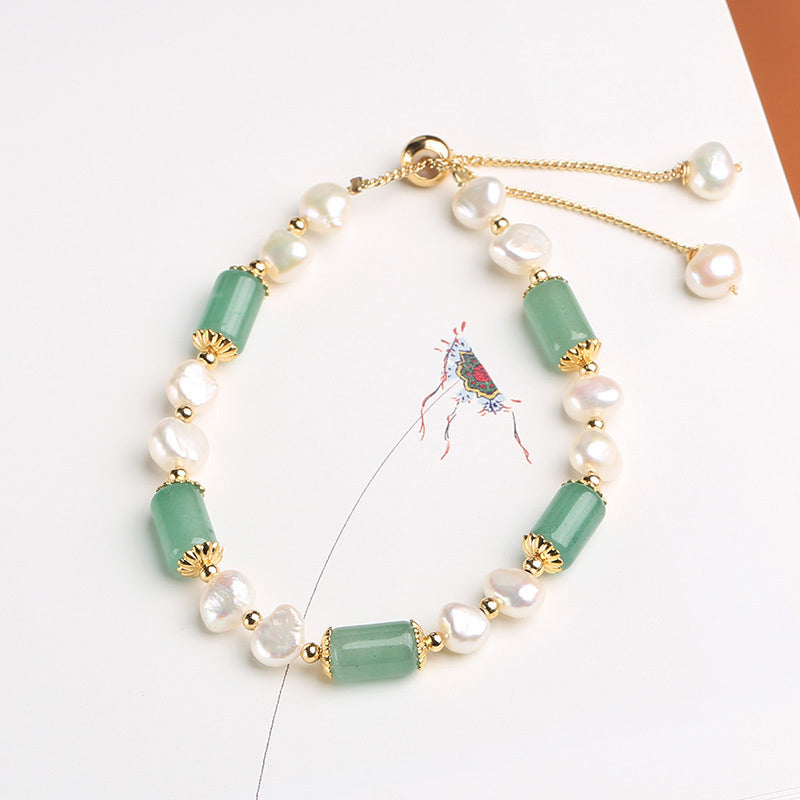 Armband Grüner Aventurin Kristall mit Perlen und Goldakzenten elegantly displayed.