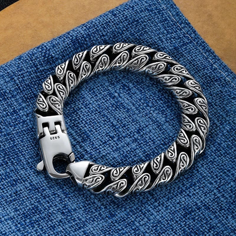 Silbernes Armband Vintage Tang Dynastie Blume auf blauem Stoff Nahaufnahme