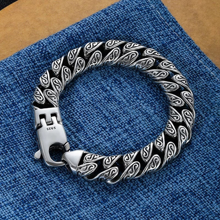 Silbernes Armband Vintage Tang Dynastie Blume auf blauem Stoff Nahaufnahme