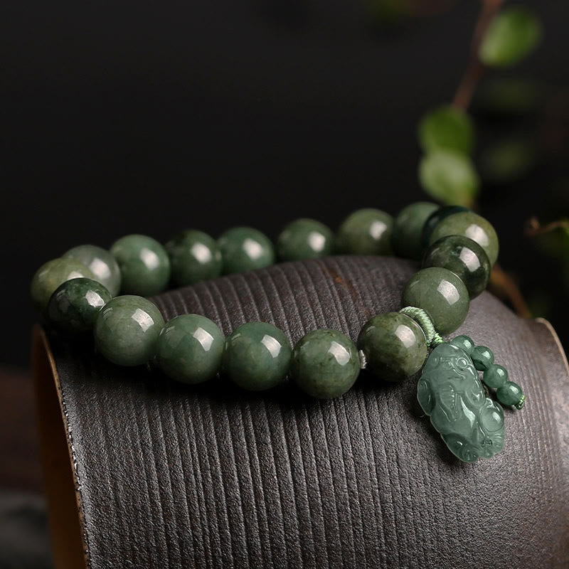 Grünes Jade Pixiu Armband am Handgelenk, Wohlstand Energie Naturstein.