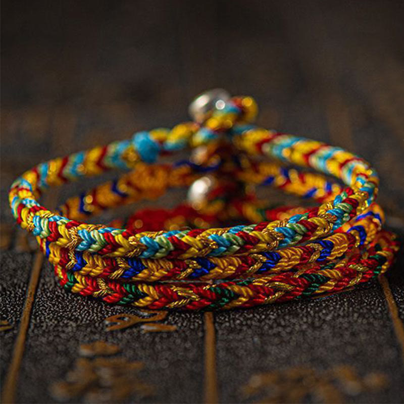 Buntes Armband – Glück & Erfolg mit Perlen auf Holzoberfläche, Nahaufnahme