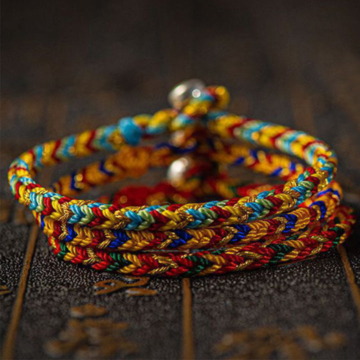Buntes Armband – Glück & Erfolg mit Perlen auf Holzoberfläche, Nahaufnahme