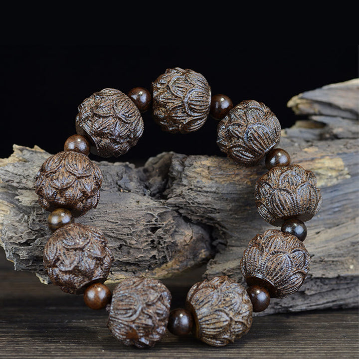 Armband Ebenholz Drachen – Balance mit geschnitzten Holzperlen elegant.