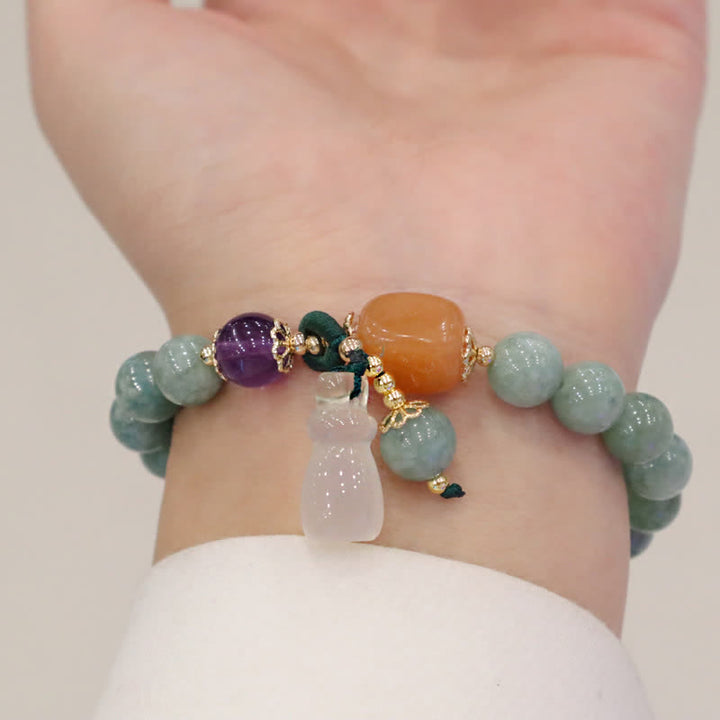Armband Cyan Jade Amethyst Lotus Heilung Frieden am Handgelenk getragen